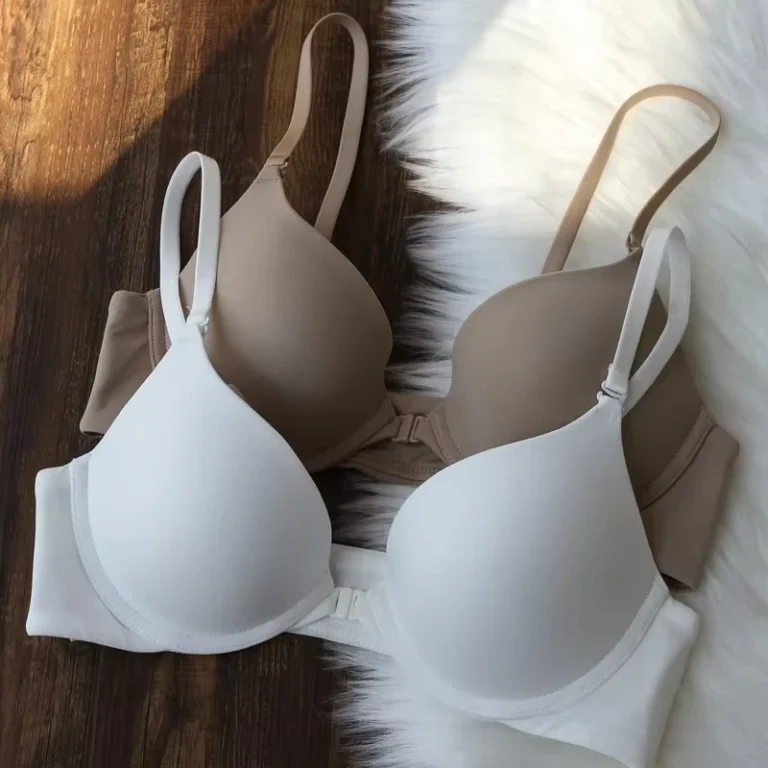 Front-closure-bra-and-seamless-underwear-set-for-women-featuring-underwire-and-a-thin-push-up-design
